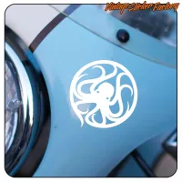 Pulpo blanco circular aplicado sobre la carrocería azul de un vehículo
