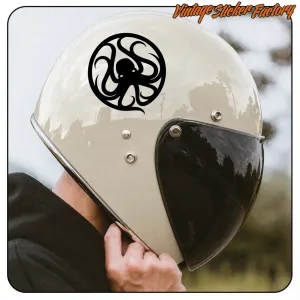 Pulpo negro circular aplicado en la parte lateral de un casco claro