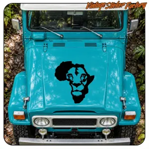 Lion africain noir appliqué sur le capot d’un véhicule tout-terrain bleu
