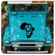 Lion africain noir appliqué sur le capot d’un véhicule tout-terrain bleu