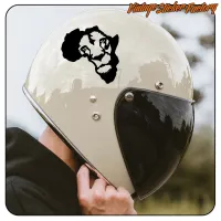Rostro de león africano en negro aplicado sobre un casco de moto