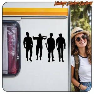 Autocollant DRUGOS avec quatre silhouettes noires appliqué sur une caravane près d’une voyageuse