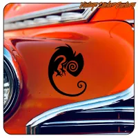 Schwarzes Tribal-Chamäleon auf der orangefarbenen Karosserie eines klassischen Fahrzeugs