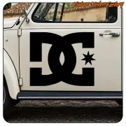 Schwarzes DC SHOES-Design auf der Tür eines hellen klassischen Fahrzeugs