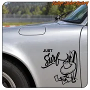 JUST Surf Aufkleber auf dem Kotflügel eines silbernen Autos