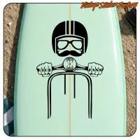 Vista del diseño Vespa Moustache aplicado sobre una tabla verde claro