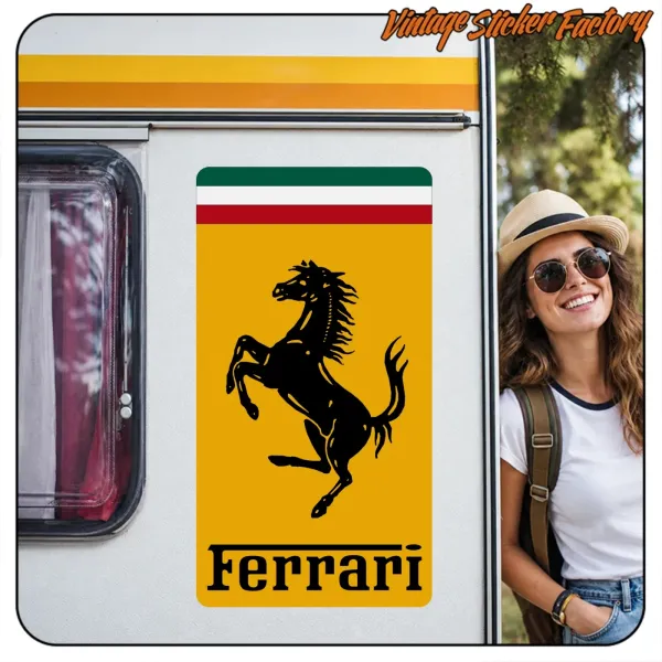 Pegatina rectangular con caballo rampante y texto Ferrari colocada en el lateral de una caravana