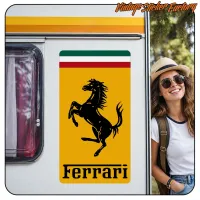 Rechteckiger Aufkleber mit aufbäumendem Pferd und Ferrari-Schriftzug an der Seite eines Wohnwagens