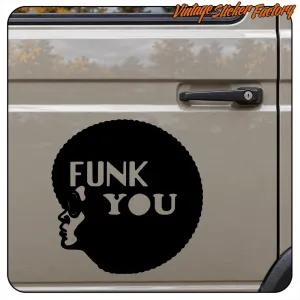 Autocollant FUNK YOU posé sur la porte d’une fourgonnette