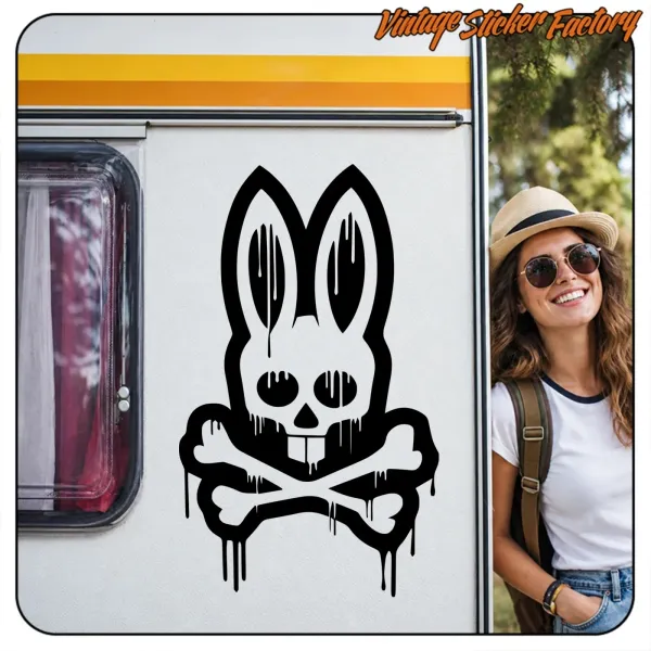 Calavera con orejas largas y huesos cruzados aplicada junto a la puerta de una caravana