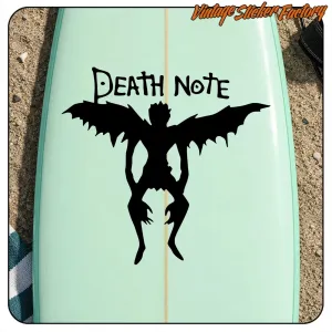 Design Death Note avec silhouette noire ailée, appliqué sur une planche vert clair