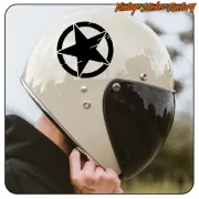Kreisförmiger schwarzer Stern auf einem hellen Motorradhelm