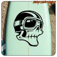 Vista alternativa de la calavera con casco y gafas sobre una tabla verde claro