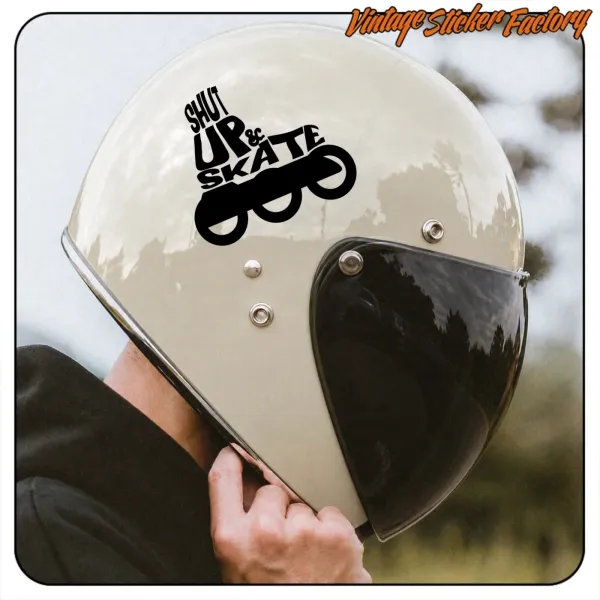 Adhésif SHUT UP & SKATE appliqué sur un casque blanc