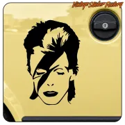 Adhesivo negro del rostro de Bowie aplicado sobre una superficie amarilla