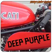DEEP PURPLE Text in Schwarz auf der roten Seite eines Motorrads