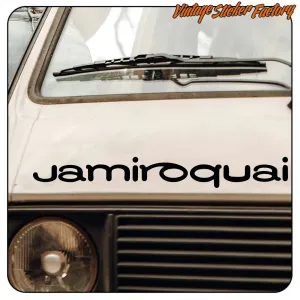 Texto JAMIROQUAI en negro aplicado en el frontal de un vehículo clásico
