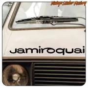Schwarzer JAMIROQUAI-Text auf der Front eines klassischen Fahrzeugs