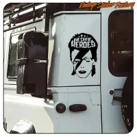 Diseño de David Bowie con rayo y texto «WE CAN BE HEROES» aplicado en una autocaravana
