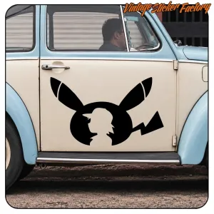 Schwarze Pikachu-Silhouette an der Tür eines klassischen blau-cremefarbenen Fahrzeugs