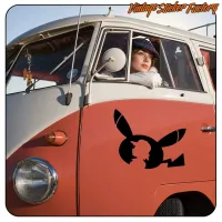 Schwarze Pikachu-Silhouette an der Seite eines klassischen zweifarbigen Transporters