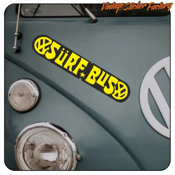 Adhesivo SURF BUS colocado en el frontal de un vehículo clásico de color azul grisáceo