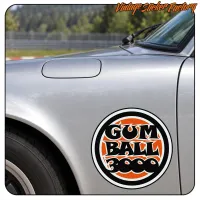 Pegatina GUM BALL aplicada en el lateral delantero de un automóvil plateado