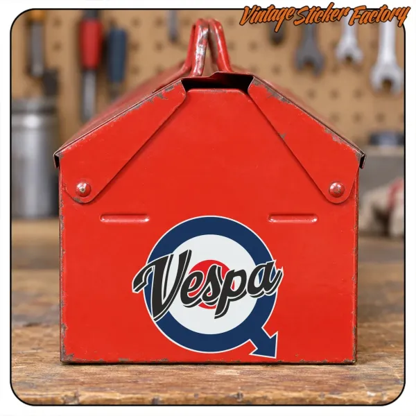 Pegatina Vespa sobre una caja metálica roja de herramientas