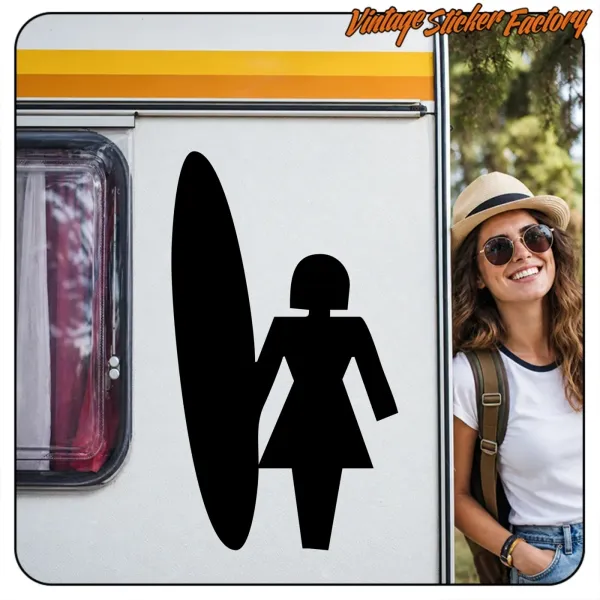 Schwarze Silhouette einer Surferin mit Surfbrett an der Seite eines Wohnwagens