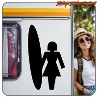 Silhouette noire d’une surfeuse avec une planche appliquée sur le côté d’une caravane