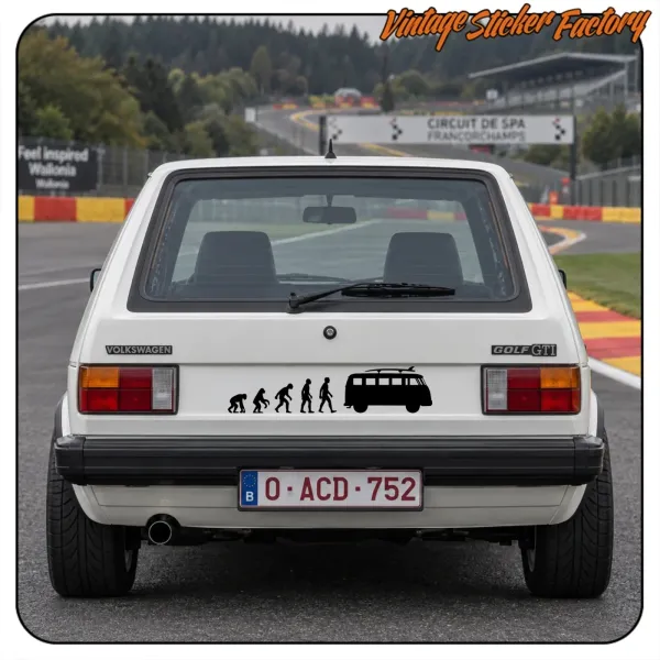 Diseño de evolución T1 colocado en la parte trasera de un Volkswagen Golf GTI
