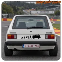 Diseño de evolución T1 colocado en la parte trasera de un Volkswagen Golf GTI