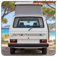 PRERUNNER an der Heckklappe eines weißen Campervans angebracht