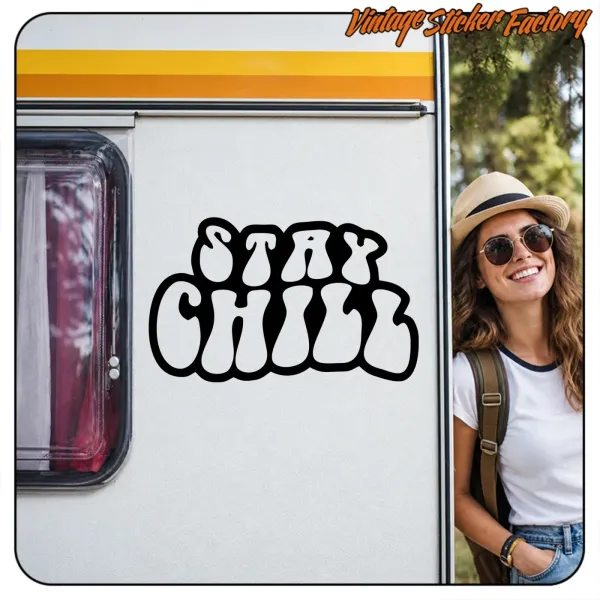 Diseño tipográfico STAY CHILL en negro aplicado en el lateral de una caravana
