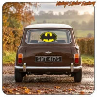 Vinilo Batman negro y amarillo aplicado en la luneta trasera de un coche