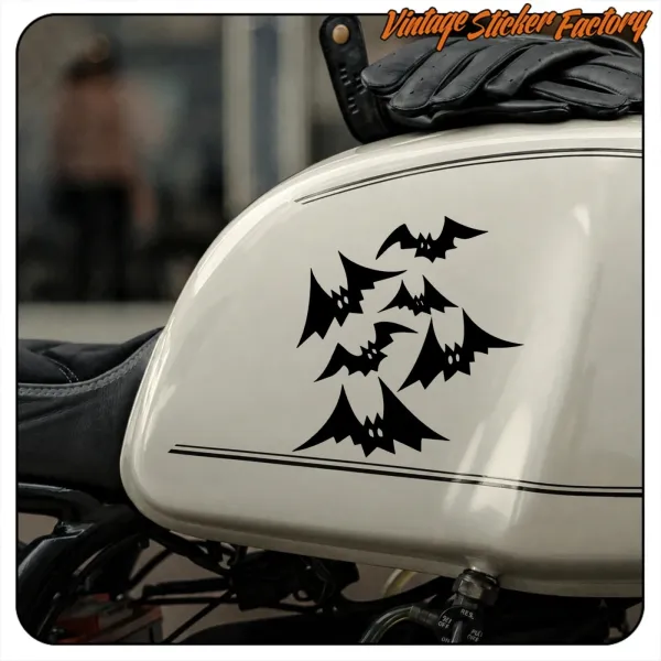 Cinco murciélagos negros decoran el depósito claro de una motocicleta