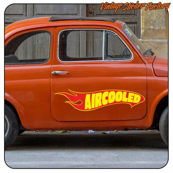 Pegatina AIRCOOLED amarilla y roja con llamas aplicada en la puerta de un coche rojo