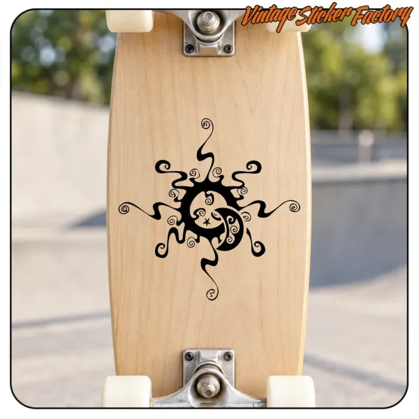 Schwarze Tribal-Windrose auf dem Deck eines Skateboards