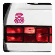 Rosa Stormtrooper-Sugar-Skull-Aufkleber auf der Rückseite eines Fahrzeugs