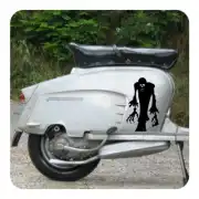 Silhouette einer monströsen Kreatur an der Seite eines klassischen Motorrads