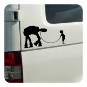 Vinilo negro de caminante mecánico y figura infantil aplicado en una furgoneta blanca