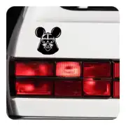 Pegatina de Darth Vader con orejas de Mickey Mouse aplicada en la parte trasera de un vehículo