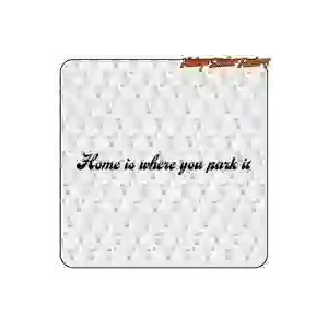 AUTOCOLLANT HOME IS WHERE YOU PARK IT. ACHETEZ DES AUTOCOLLANTS EN VINYLE.
