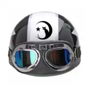 Vinilo de gato y luna creciente aplicado en un casco negro y blanco