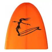 Motif noir de surfeuse sur une planche appliqué sur une planche de surf orange