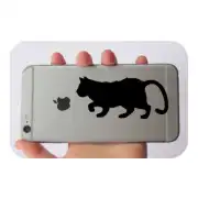 Silhouette noire d’un chat qui marche, placée au dos d’un téléphone portable