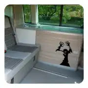 Silhouette de momie appliquée sur le panneau intérieur d’une camionnette