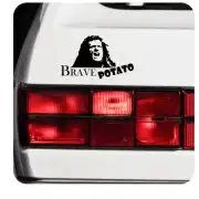 Diseño Brave Potato aplicado sobre la parte trasera blanca de un vehículo