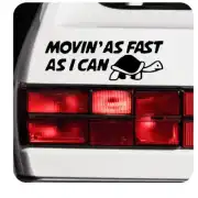 Sticker « MOVIN’ AS FAST AS I CAN » avec une tortue, appliqué à l’arrière d’un véhicule
