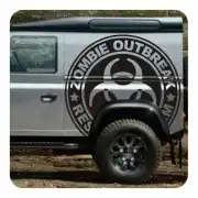Autocollant circulaire noir avec symbole de danger biologique sur le côté d’un véhicule tout-terrain